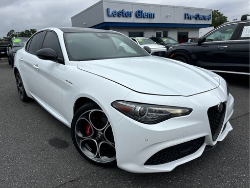 Used 2023 Alfa Romeo Giulia Veloce AWD/4WD image 2