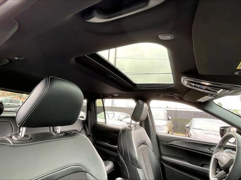 Used 2024 Jeep Grand Cherokee Altitude image 23