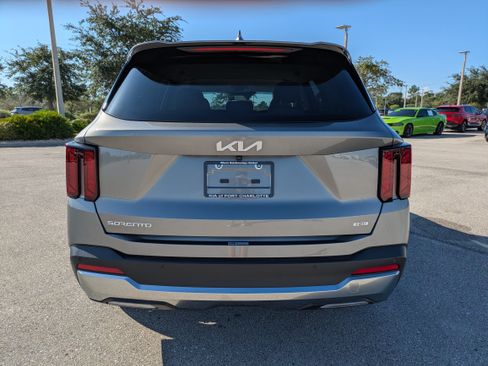 Certified 2026 Kia Sorento EX FWD image 5