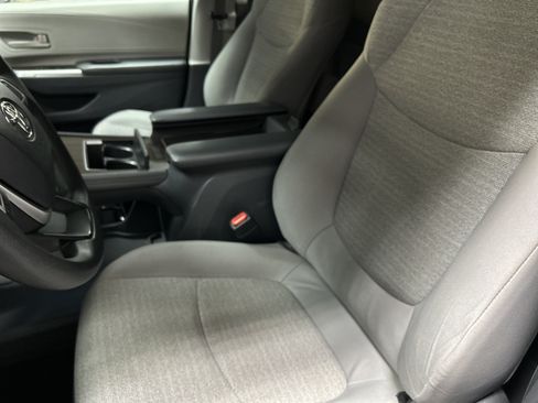 Used 2021 Toyota Sienna LE FWD image 6