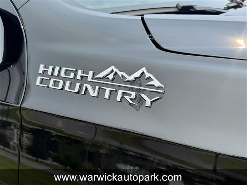 Used 2023 Chevrolet Suburban High Country w/ Premium Package AWD/4WD image 2
