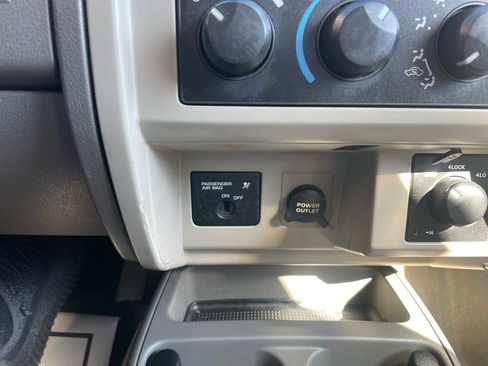 Used 2005 Dodge Dakota SLT image 18