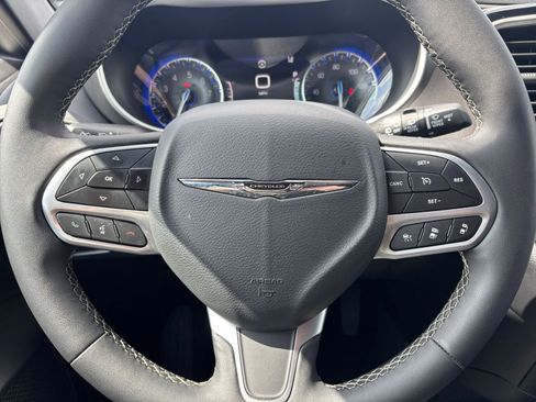Used 2025 Chrysler Pacifica Select image 30