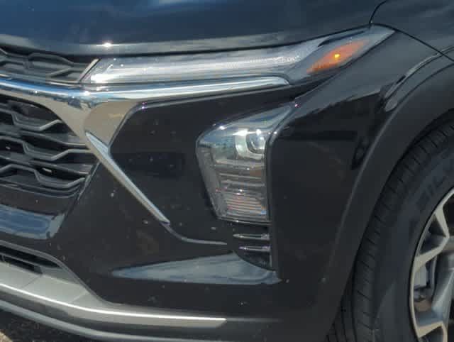 Used 2025 Chevrolet Trax LT FWD image 11