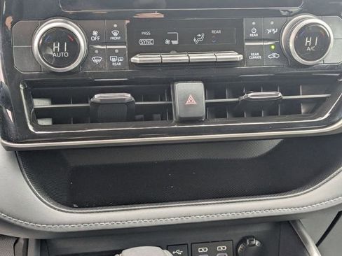 Used 2025 Toyota Highlander LE FWD image 20