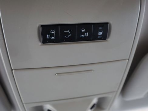 Used 2014 Chrysler Town & Country Touring FWD image 35
