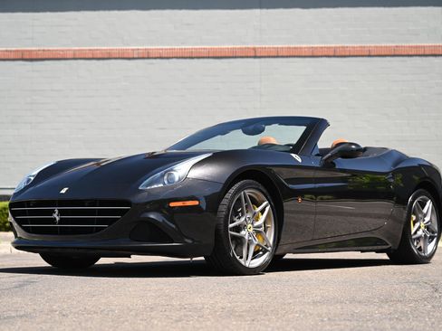 Used 2016 Ferrari California T RWD image 4