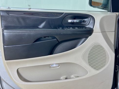 Used 2019 Dodge Grand Caravan SXT image 9