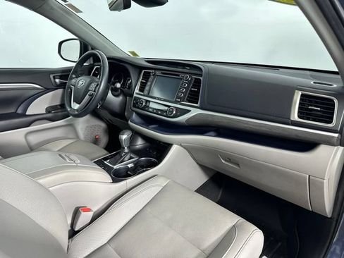 Used 2019 Toyota Highlander Limited Platinum AWD/4WD image 25