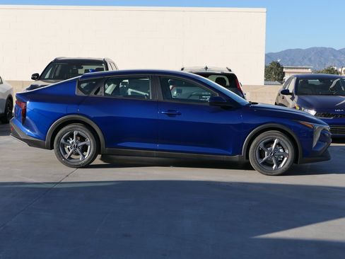 New 2025 Kia K4 LXS image 2