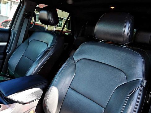 Used 2017 Ford Explorer XLT image 18