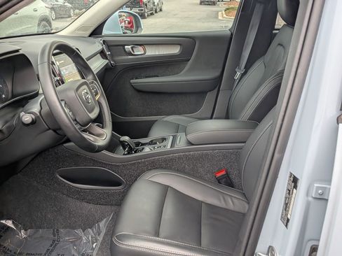 Used 2025 Volvo XC40 B5 Core image 16