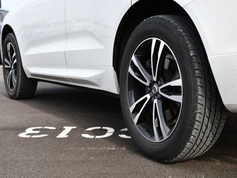 Used 2019 Volvo XC60 T6 Momentum w/ Multimedia Package image 9