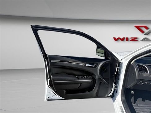 Used 2019 Chrysler 300 Limited image 12