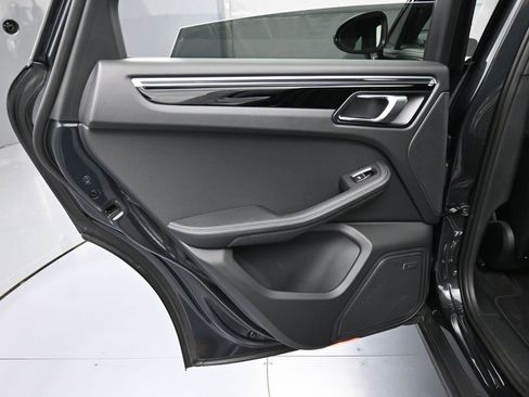 Certified 2025 Porsche Macan AWD/4WD image 22