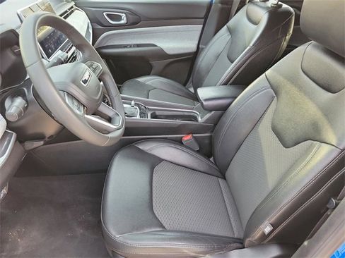 Used 2024 Jeep Compass Latitude image 9