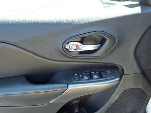 Used 2019 Jeep Cherokee Latitude Plus AWD/4WD image 3