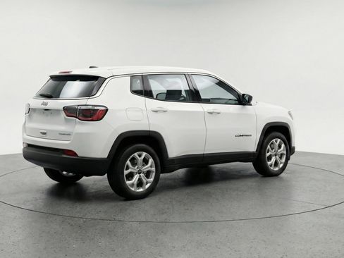 Used 2025 Jeep Compass Latitude AWD/4WD image 9
