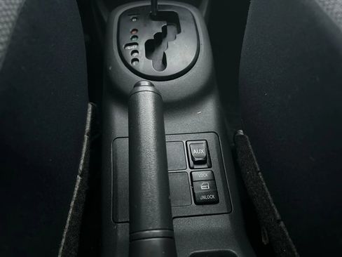 Used 2010 Toyota Yaris 4-Door Hatchback image 21