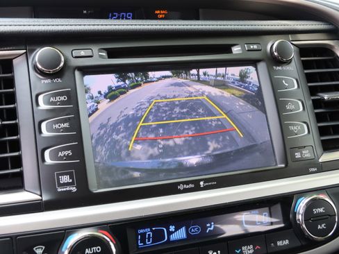 Used 2015 Toyota Highlander Limited FWD image 25