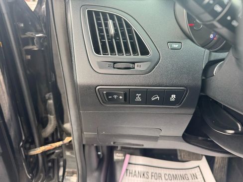 Used 2010 Hyundai Tucson Limited image 16