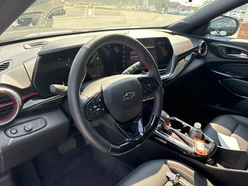 Used 2025 Chevrolet Trax RS FWD image 4