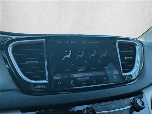 Used 2022 Chrysler Pacifica Touring-L FWD image 12