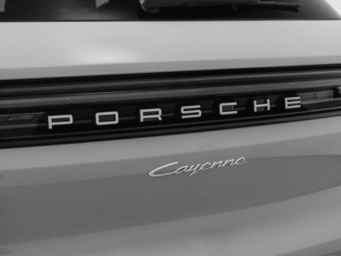 Certified 2025 Porsche Cayenne AWD/4WD image 14