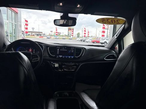 Used 2025 Chrysler Pacifica Select FWD image 19