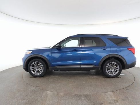 Used 2022 Ford Explorer XLT w/ Equipment Group 202A image 6