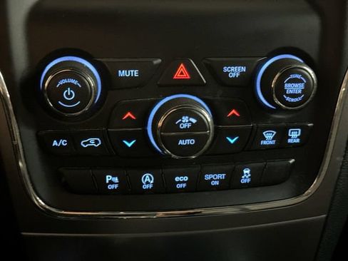 Used 2019 Jeep Grand Cherokee Laredo AWD/4WD image 17