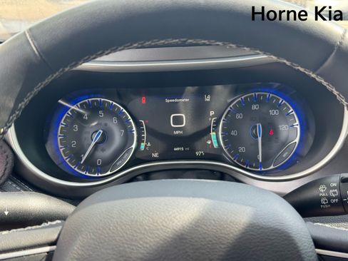 Used 2023 Chrysler Pacifica Touring-L FWD image 18