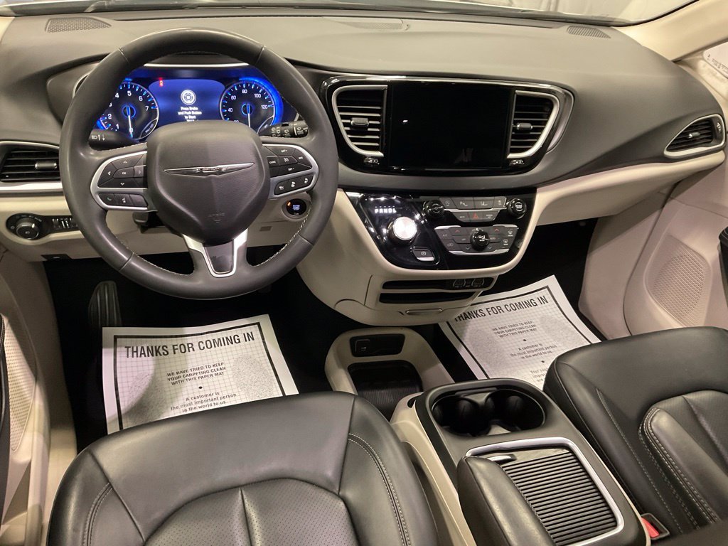 Used 2024 Chrysler Pacifica Touring-L FWD image 4