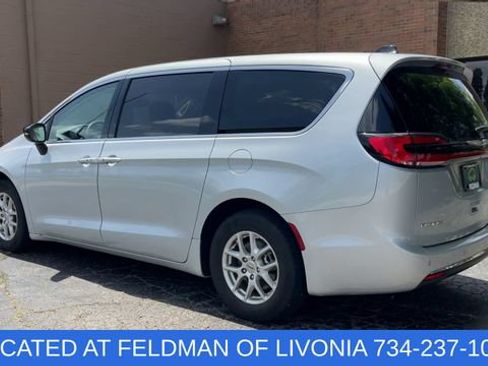 Used 2024 Chrysler Pacifica Touring-L FWD image 6