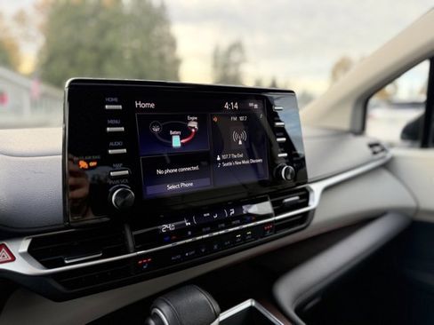 Used 2021 Toyota Sienna XLE image 19