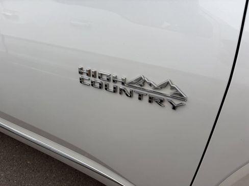 Used 2023 Chevrolet Traverse High Country FWD image 5