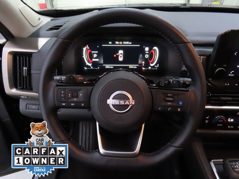 Used 2025 Nissan Pathfinder Platinum image 14