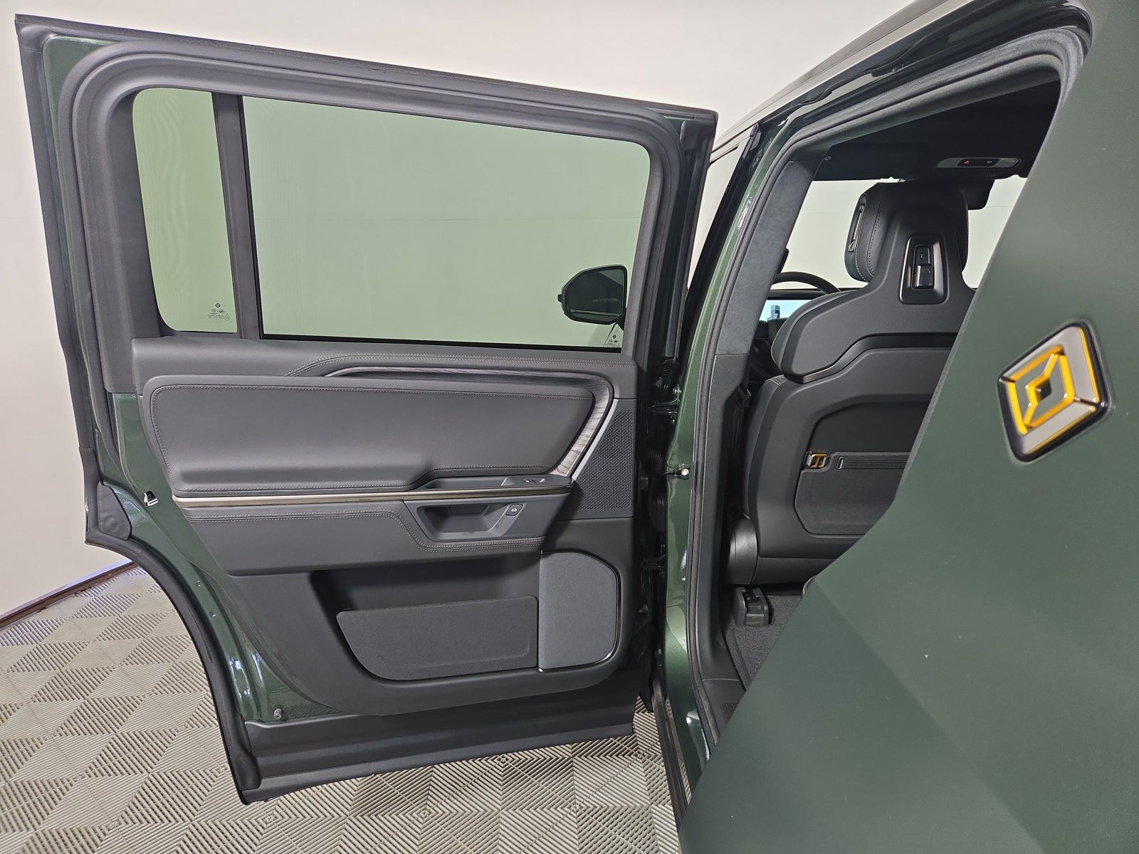 Used 2025 Rivian R1S Adventure Dual AWD/4WD image 17