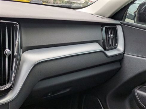 Used 2020 Volvo XC60 T5 Momentum image 17