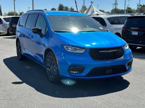 New 2026 Chrysler Pacifica Select w/ S Appearance Package FWD image 9