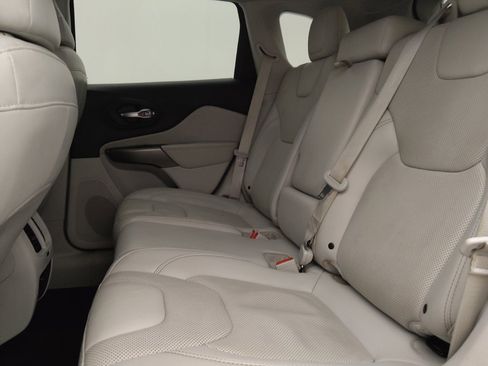 Used 2019 Jeep Cherokee Limited image 18