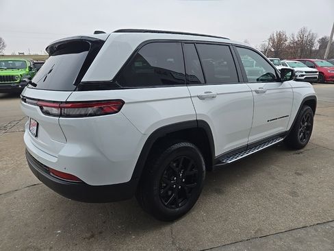 Used 2024 Jeep Grand Cherokee Altitude image 11