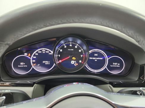 Used 2023 Porsche Cayenne Platinum Edition AWD/4WD image 12