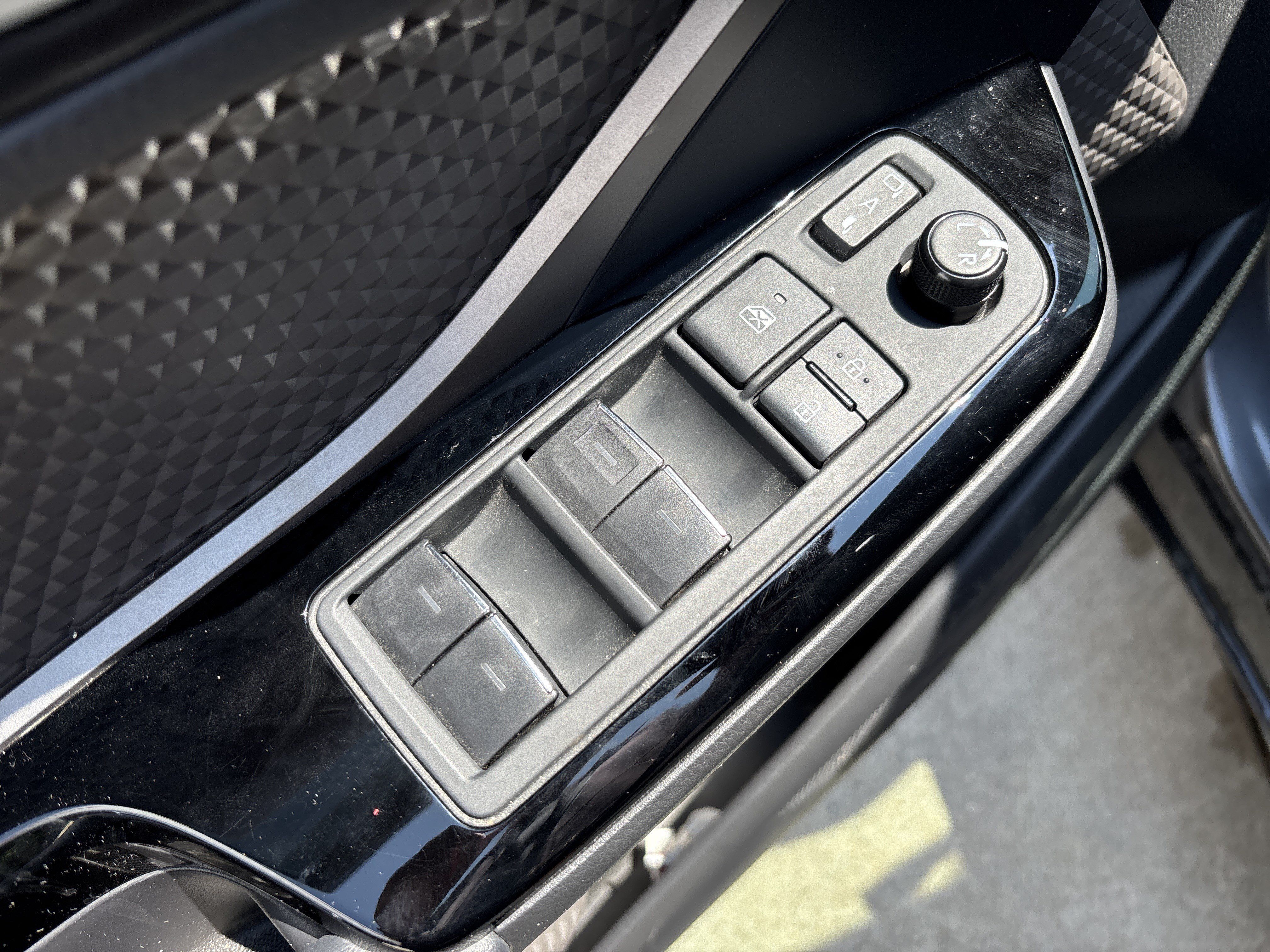 Used 2021 Toyota C-HR Limited FWD image 14