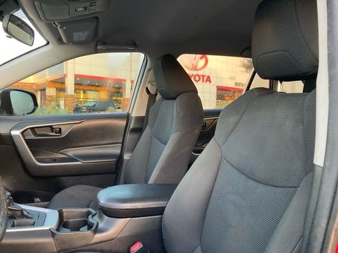 Used 2021 Toyota RAV4 LE image 7