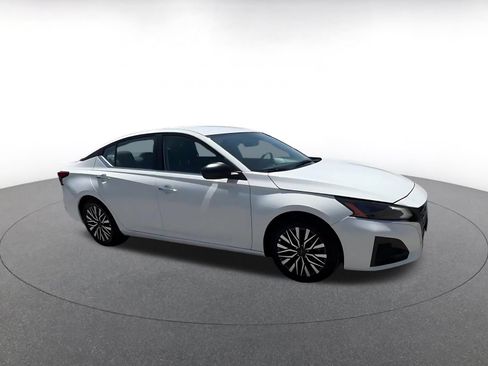 Used 2025 Nissan Altima 2.5 SV FWD image 2