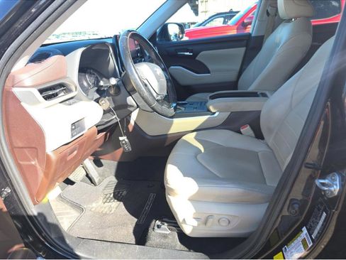 Used 2021 Toyota Highlander XLE image 27