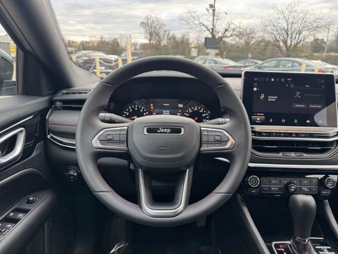 Used 2025 Jeep Compass Trailhawk image 30