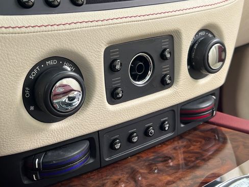 Used 2013 Rolls-Royce Ghost RWD image 21
