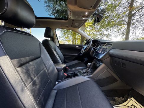 Used 2021 Volkswagen Tiguan SE w/ Panoramic Sunroof Package image 15